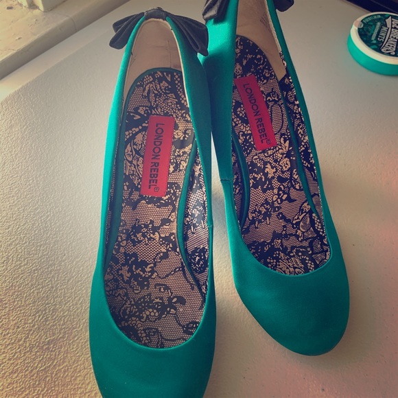 London Rebel Shoes - ☀️🍦Green heels 👠 with cute black bow on back